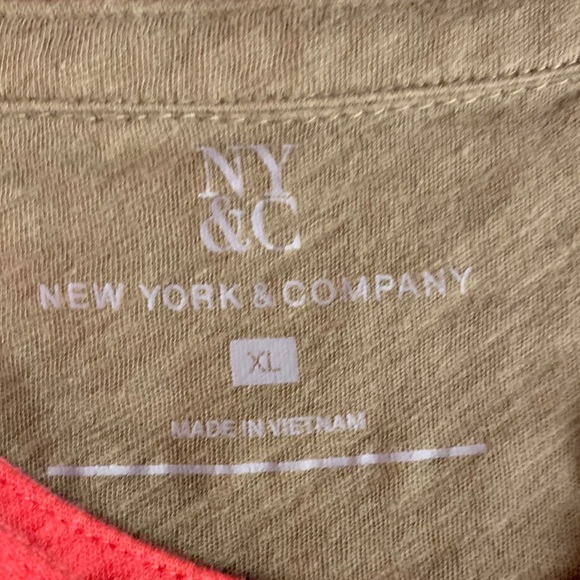 Set of 2 New York and Company sleeveless tops - Picture 3 of 3